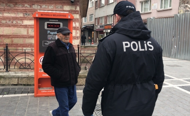 (Özel) İstanbul’da sokağa çıkan yaşlıların polisi ikna çalışmaları kamerada