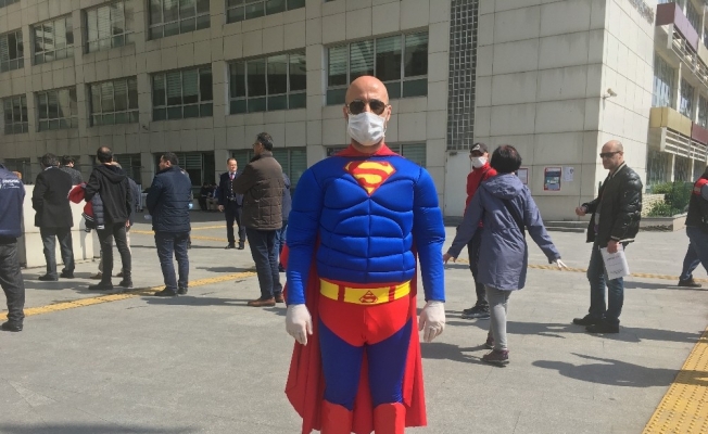 (Özel) ‘Süperman’ maske ve eldivenlerini takıp İstanbul sokaklarına indi