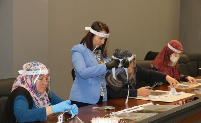 Pazaryeri’nde şeffaf siperli maske üretimine başlandı