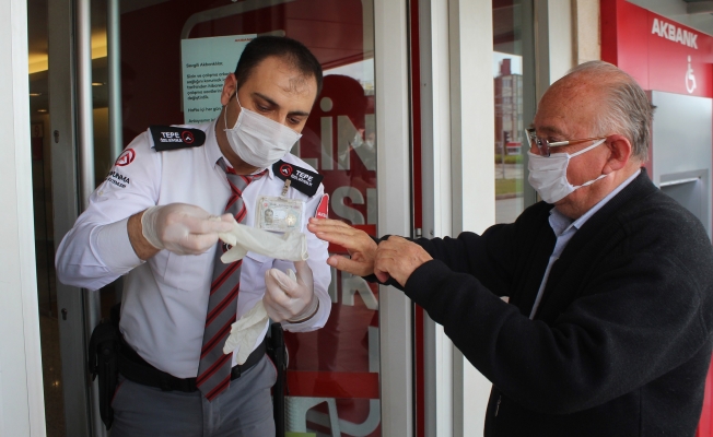 Polis 75 yaşındaki yaşlı adamı maaşını çekebilmesi için bankaya götürüp getirdi