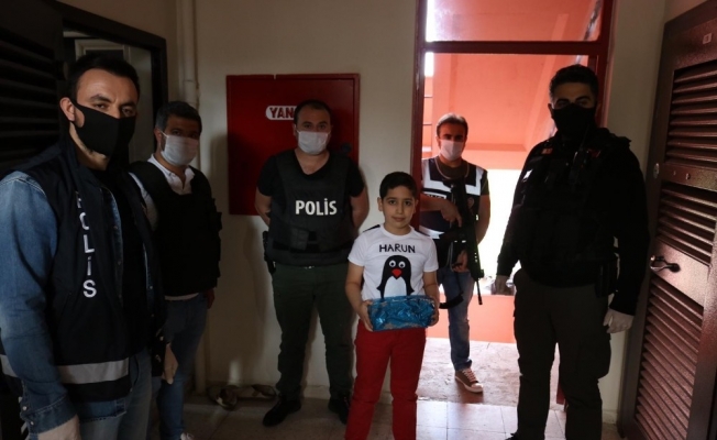 Polisten 10 yaşına basan Harun’a doğum günü sürprizi