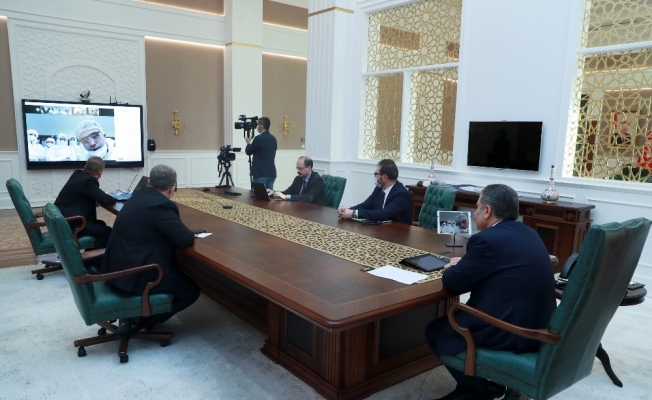 Sağlık Bakanı Koca, Covid-19 hastalarını tedavi eden hekimlerle görüştü