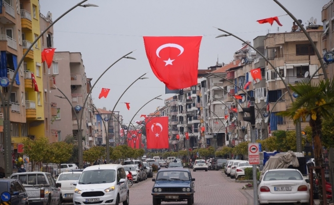 Salihli’de caddeler bayraklarla donatıldı