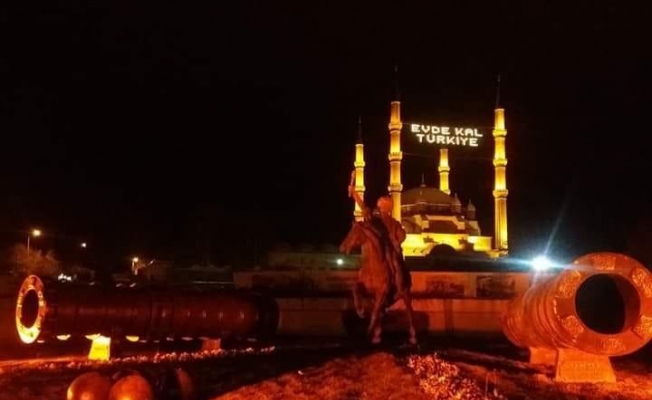Selimiye Camii’ne "Evde Kal Türkiye" yazılı mahya asıldı
