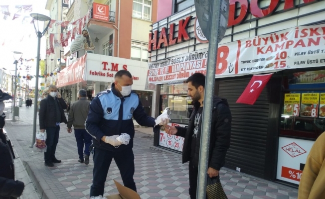 Sincan Belediyesi vatandaşlara maske dağıtıyor