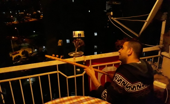 Sokağa çıkamayan vatandaşlar balkonlarda söyleyip oynadı