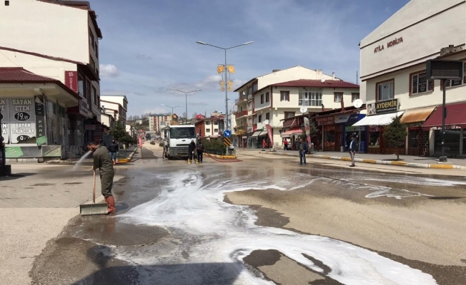 Sokağa çıkma yasağıyla Horasanda boş kalan caddeler köpüklü suyla temizlendi