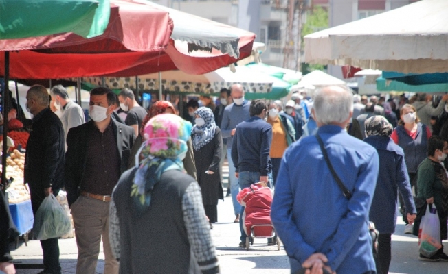 Tokat’ta Çarşamba pazarında yoğunluk