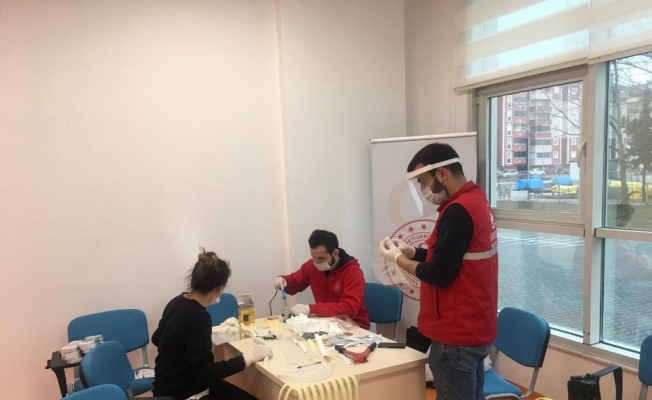 Türkeli Gençlik Merkezi maske üretiyor
