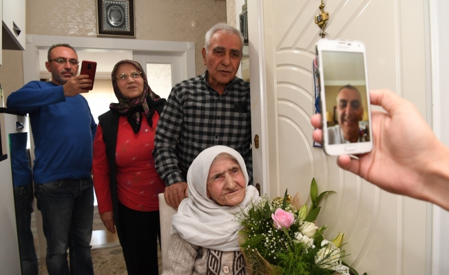 104 yaşındaki Mavize anneye kapıda keman resitali