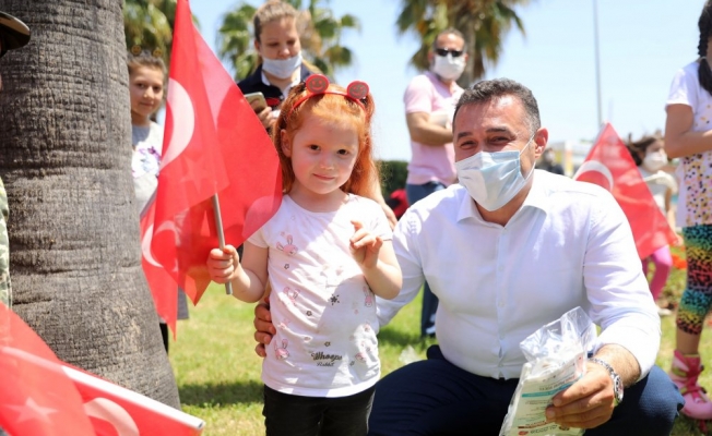 Adem başkan çocuklara Türk Bayrağı ve kitap dağıttı