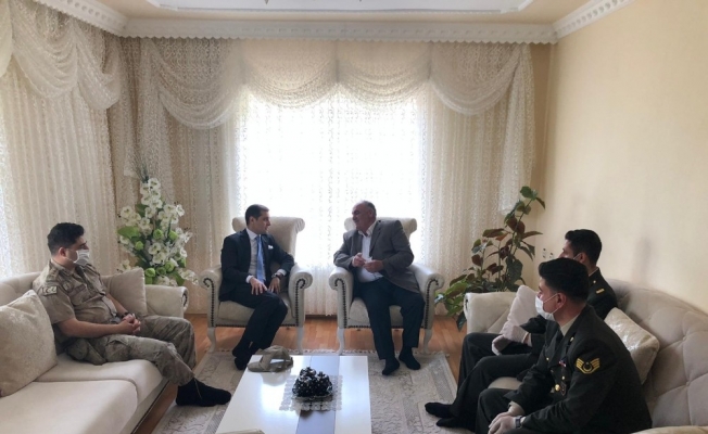 Ahlat Kaymakamı Erat’tan şehit ailelerine bayram ziyareti