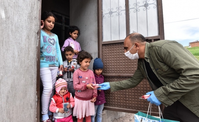 Ahlatlı çocuklara bu bayram şekerler kaymakam amcadan