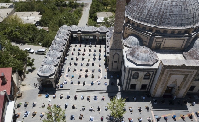 Ahlat’ta cami avlularındaki cuma namazı havadan görüntülendi