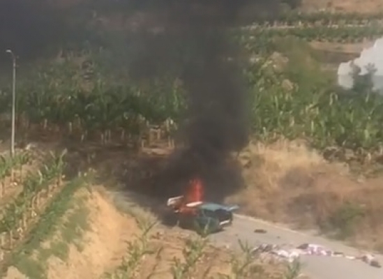 Alanya'da arızalanan otomobil alev alev yandı