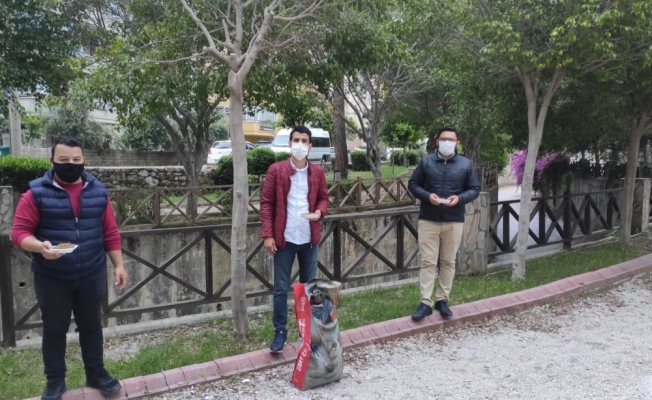 Alanya'da CHP’li gençler sokak hayvanlarını unutmadı!