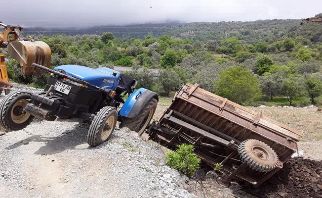 Alanya'da kum yüklü traktör şarampole devrildi