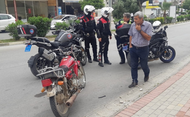 Alanya'da yakalandıklarını anlayınca çaldıkları motosikleti bırakıp kaçtılar