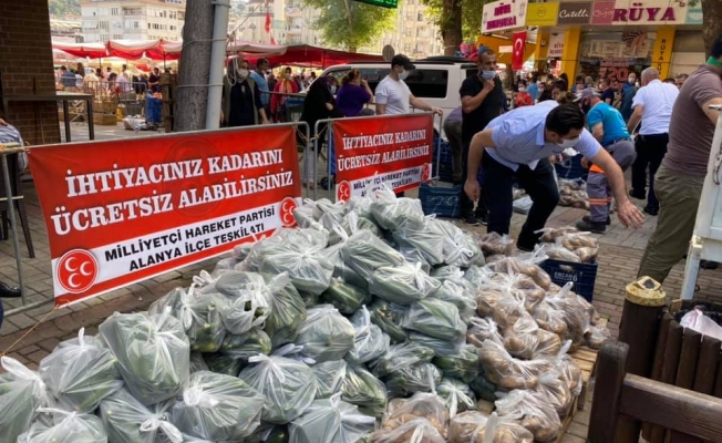 Alanya MHP'den vatandaşlara meyve sebze yardımı!