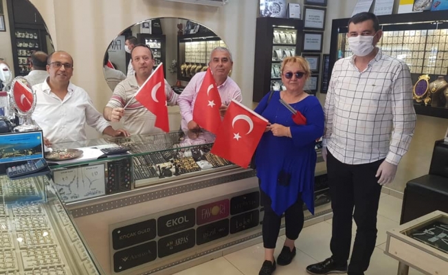 Alanya MHP, maske ve Türk bayrağı dağıttı