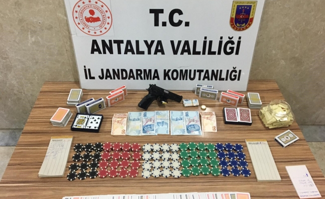 Alanya’da lüks villaya kumar baskını: 17 gözaltı