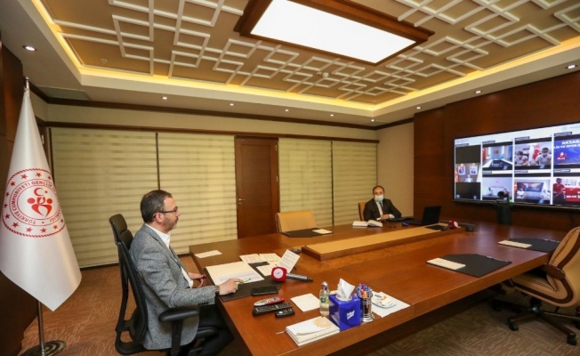 Bakan Kasapoğlu, antrenörlerle video konferans görüşme yaptı