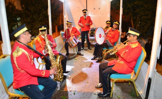 Bando takımından kamyon üzerinde moral konseri