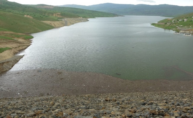 Baraj inşaatında iş makinesiyle suya düşen işçi kayboldu