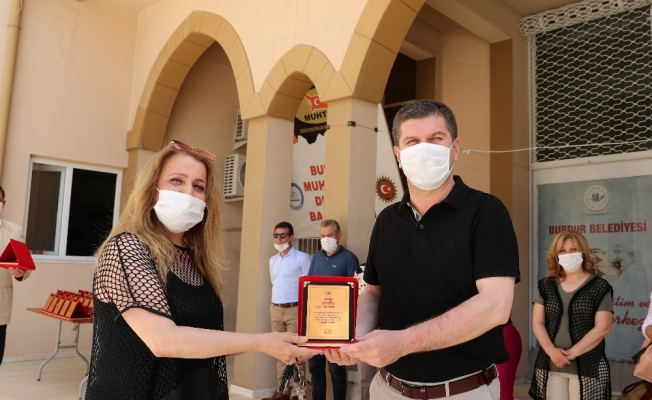 Başkan Ercengiz, 240 bin maske üreten gönüllüleri plaketle ödüllendirdi.