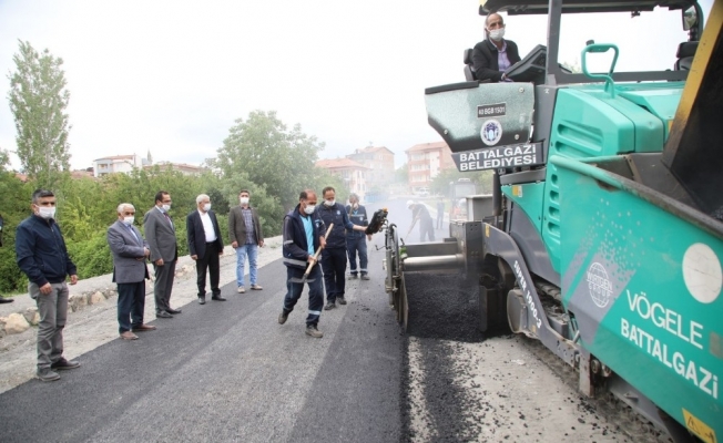 Başkan Güder, asfalt çalışmasını yerinde inceledi