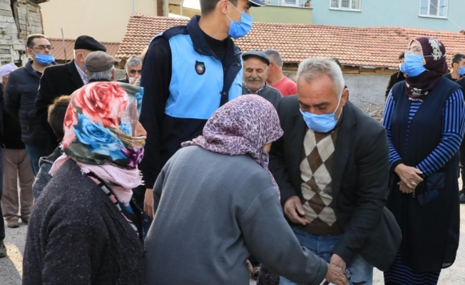 Başkan Sarı, köylülere Ramazan kolisi dağıttı
