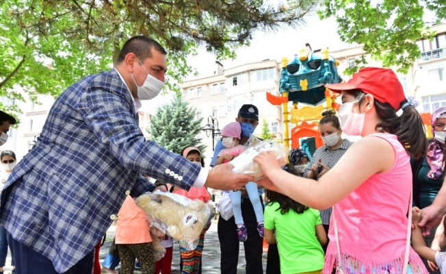 Başkan Vidinlioğlu, çocuklara oyuncak ve çikolata dağıttı