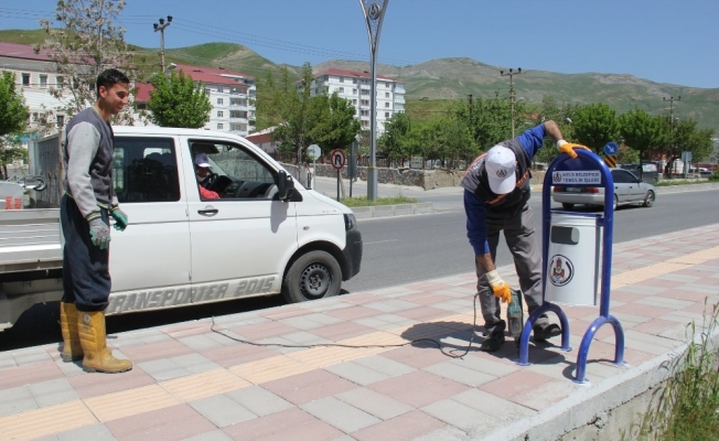Bitlis Belediyesinden işlek caddelere yeni çöp kovaları