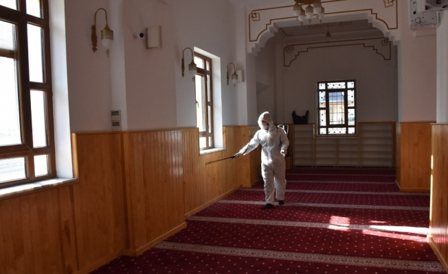 Büyükşehir ibadete açılan camileri ve mescitleri dezenfekte etti