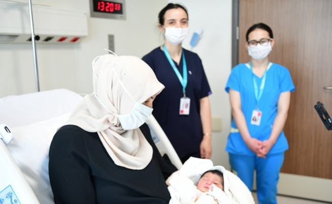 Çam ve Sakura Şehir Hastanesi’nin ilk bebeği “Defne Sakura” dünyaya geldi