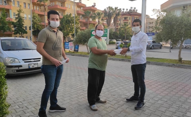 CHP’li gençler maskeleri teslim ettiler