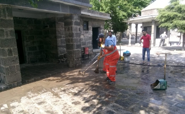 Diyarbakır’da camiler namaz öncesi dezenfekte edildi