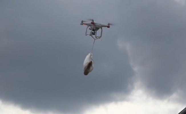 Ekmeğini bakkaldan drone ile aldı