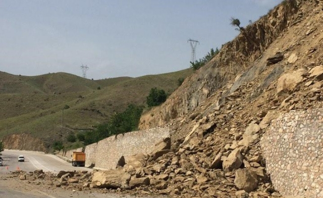 Elazığ-Keban yolunda heyelan, kaya parçaları yolu kapattı