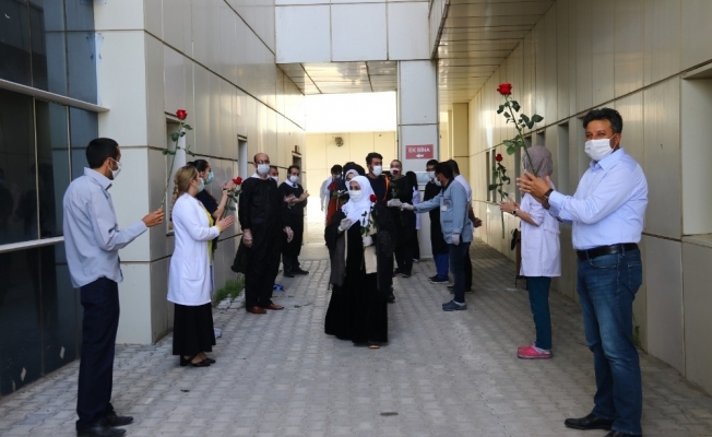 Erciş’te korona tedavisi tamamlanan 4 kişi alkışlarla taburcu edildi