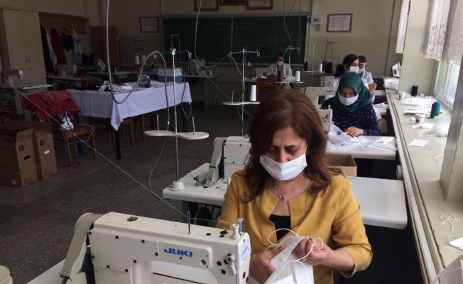 Erzincan’da LYS sınavına girecek öğrenciler için maske üretildi