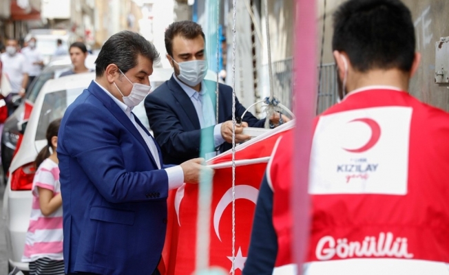 Esenler Türk bayraklarıyla donatıldı