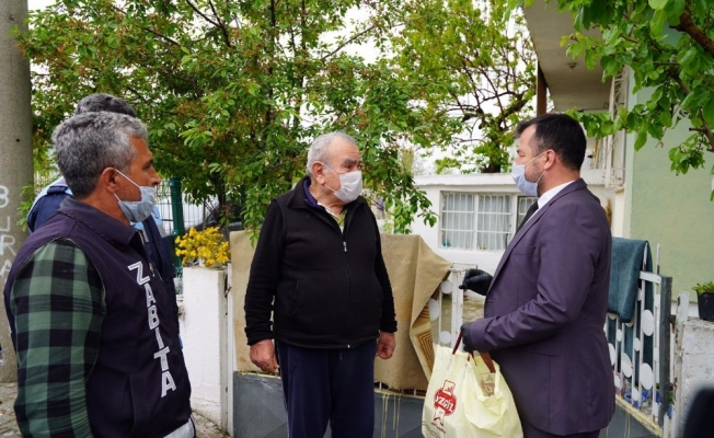 Evden çıkamayan yaşlı kadına doğum günü sürprizi