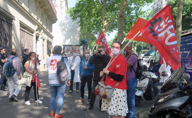 Fransa’da hemşire ve hasta bakıcılardan hükümet karşıtı protesto