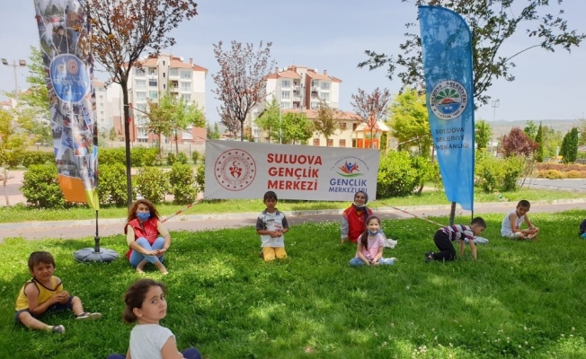 Gençlik liderlerinden çocuklara sosyal mesafeli müzikli etkinlik