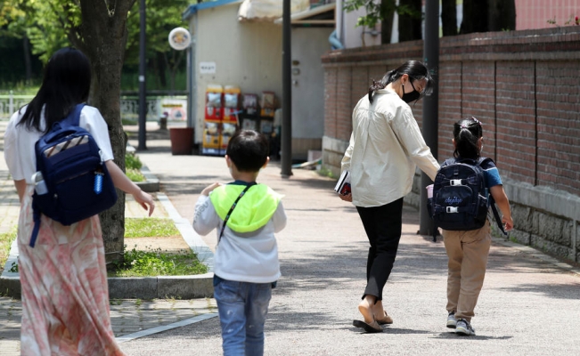 Güney Kore’de Covid-19 vak’ası arttı, okullar yeniden kapatıldı