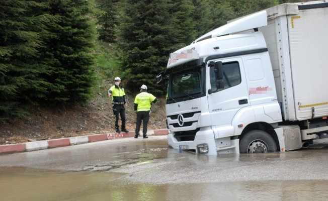 İçme suyu borusu patladı, kamyon çöken yolda saplandı