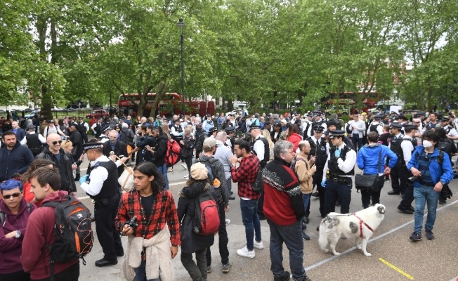 İngiltere’de korona kısıtlamaları protesto edildi