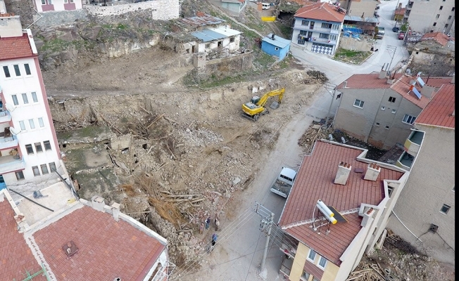 İscehisar Belediyesi metruk binaları yıkıyor