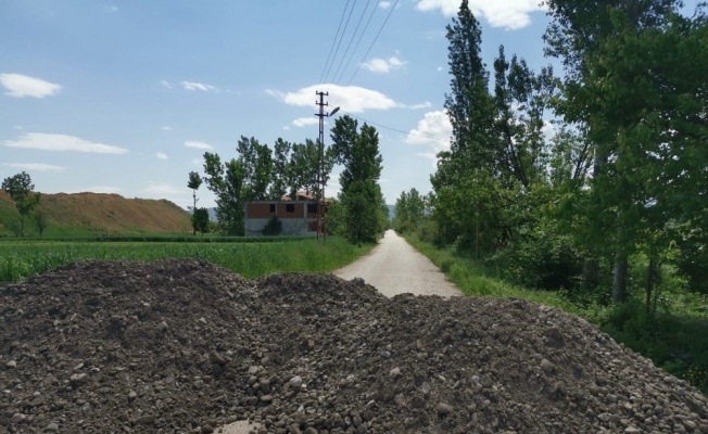 Karantinaya alınan mahallede yollar toprak yığınları ile kapatıldı